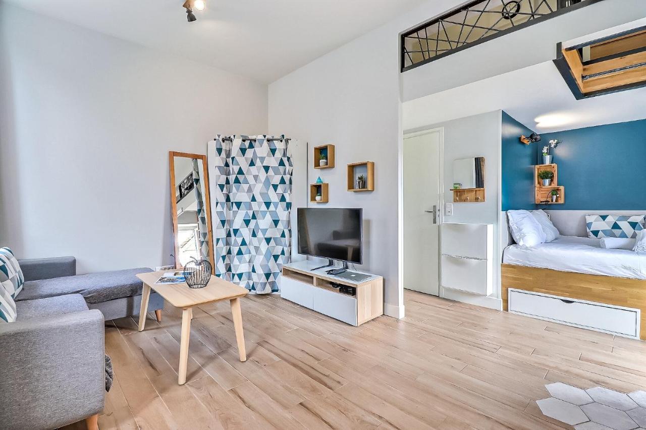 Appartamento Appart Cosy, Mezzanine Clim et Terrasse à 200m de la Gare Nîmes Esterno foto